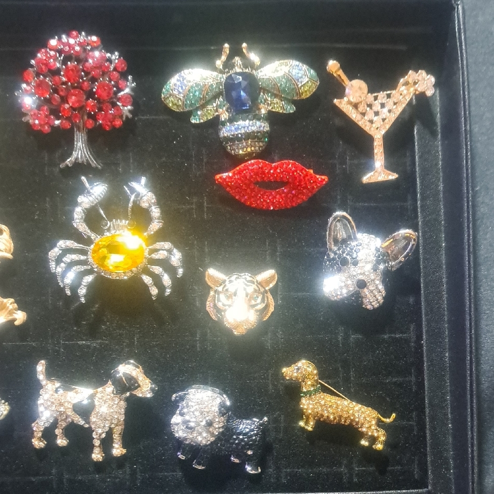 Elegant Gold and Silver Brooches - Picture 4 of 11